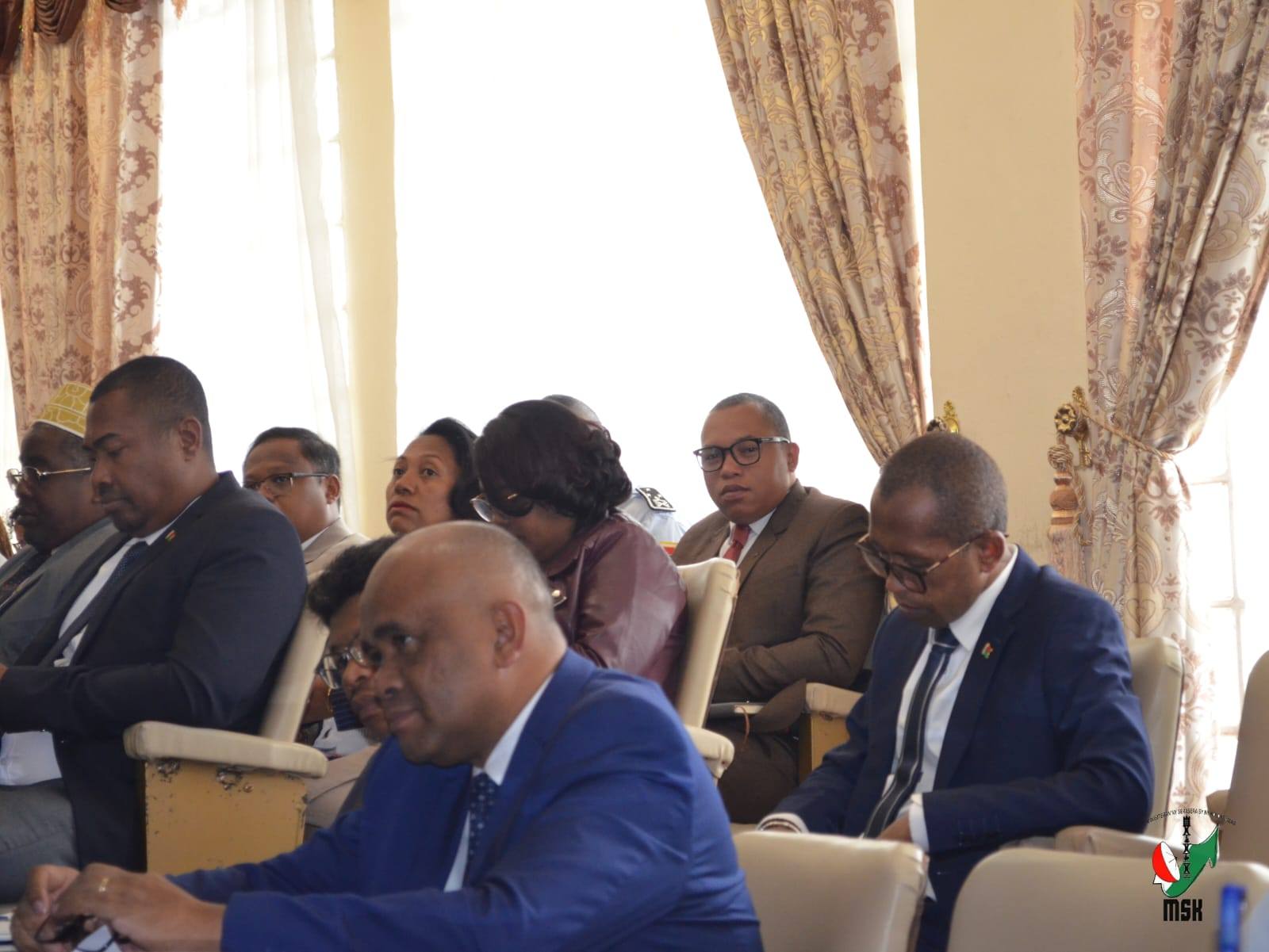 MIFARANA ANIO NY FIHAONANA MIVANTANA NAHARITRA ROA ANDRO NIFANATREHAN'NY GOVERNEMANTA SY NY ANTENIMIERAMPIRENENA