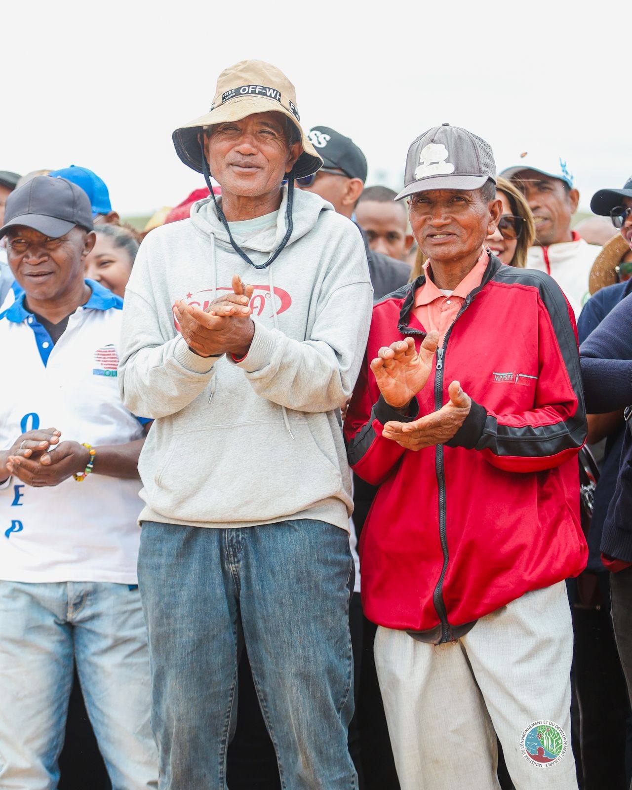 IZAY MAMBOLY HAZO MANOME AINA