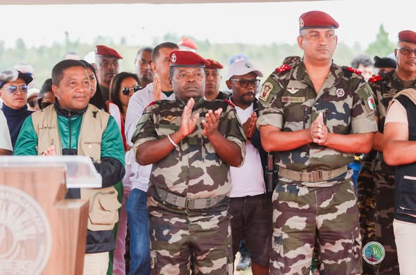 IZAY MAMBOLY HAZO MANOME AINA