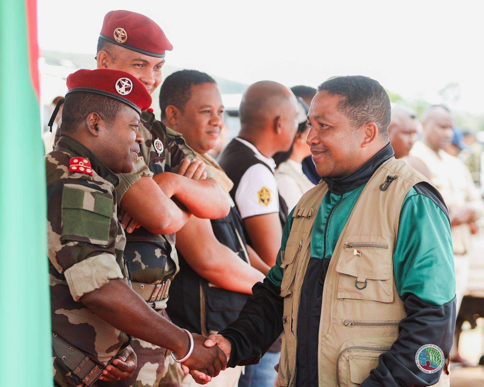 IZAY MAMBOLY HAZO MANOME AINA