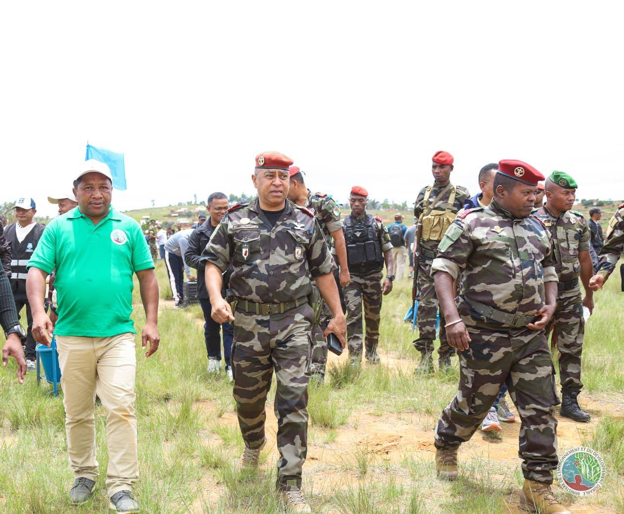 IZAY MAMBOLY HAZO MANOME AINA