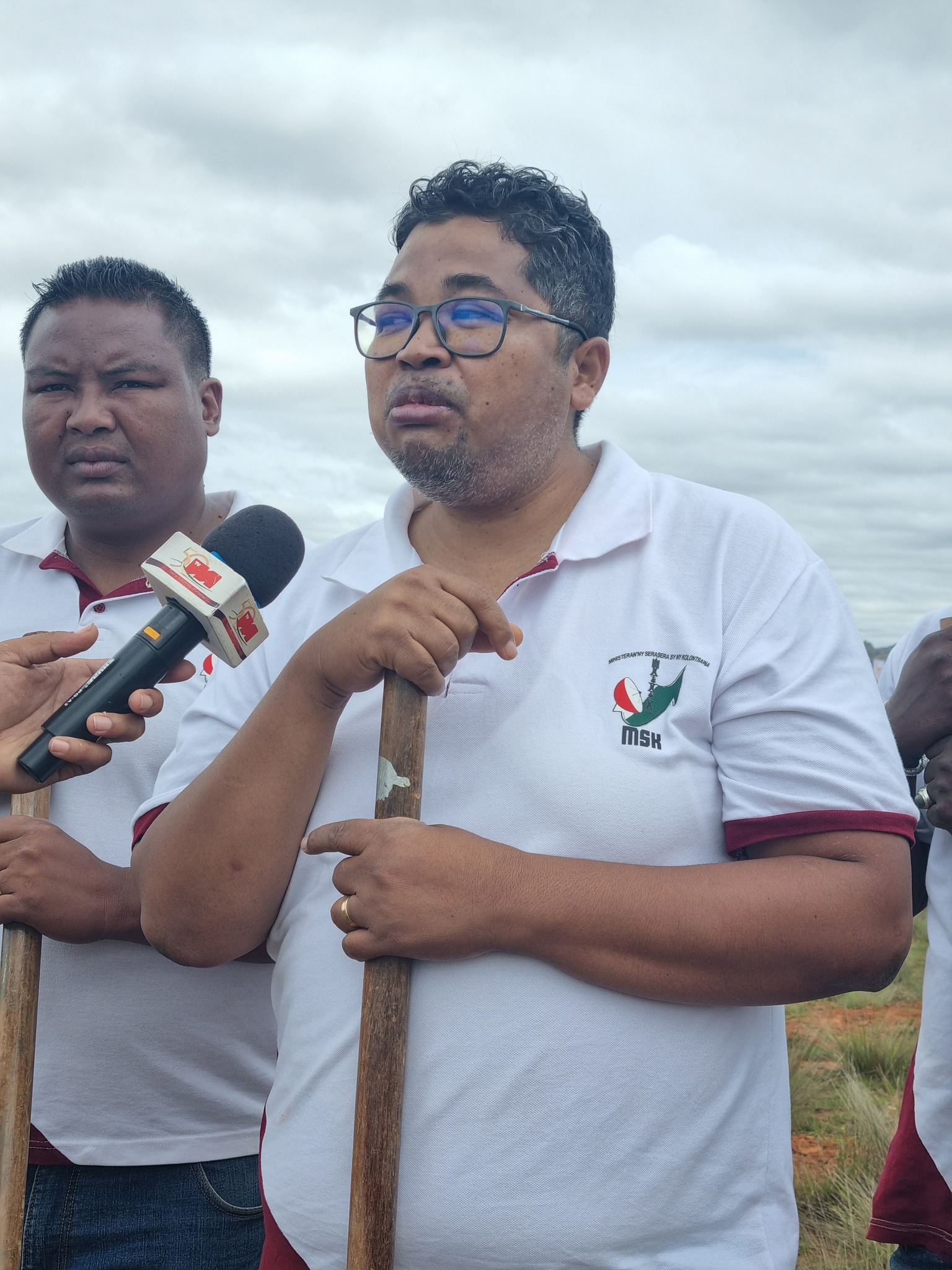 IZAY MAMBOLY HAZO MANOME AINA