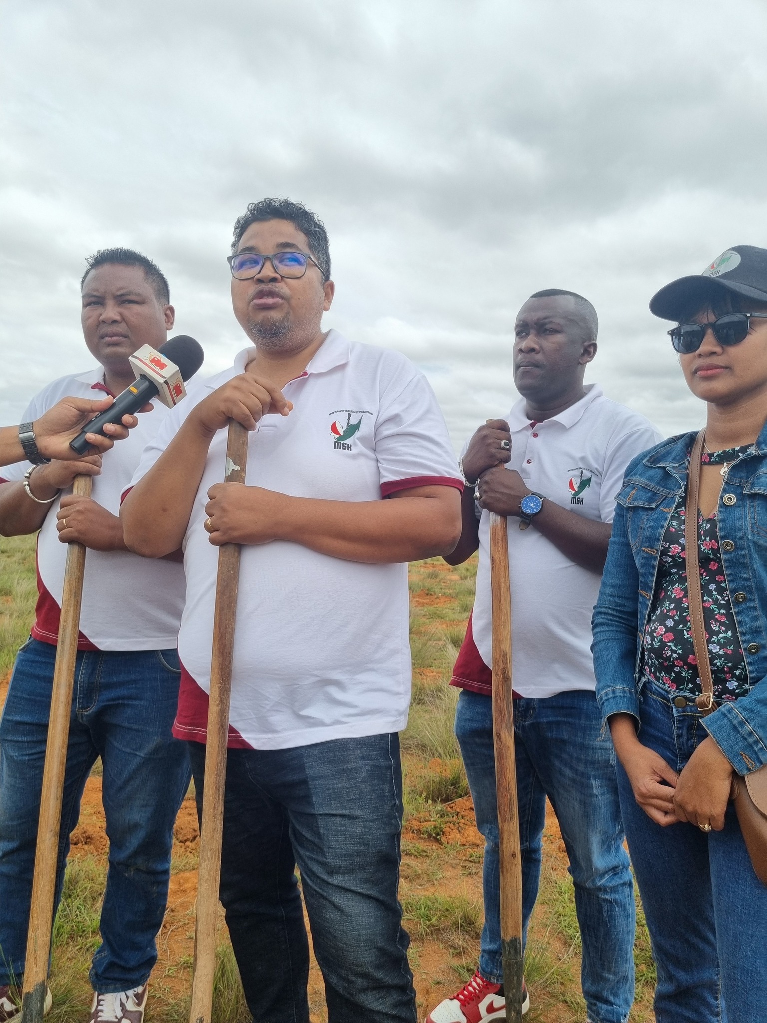 IZAY MAMBOLY HAZO MANOME AINA