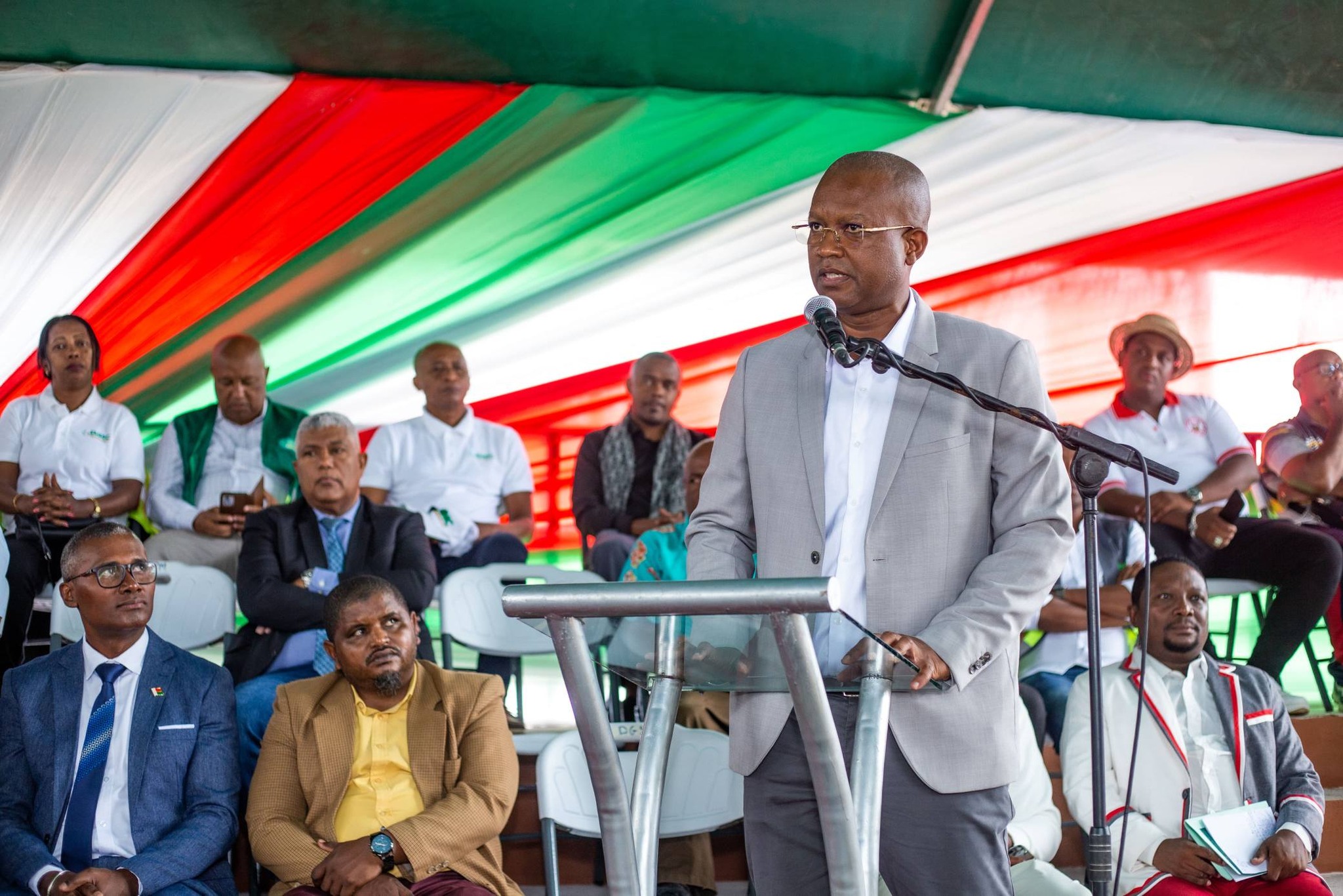 MISITRAKA NY FANAVAOZANA NY KIANJA VAVITIANA AMPASIMAZAVA NY REHETRA.