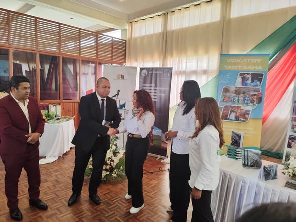 𝐋À𝐋A𝐍’𝐈 𝐌A𝐃A𝐆A𝐒I𝐊A𝐑A