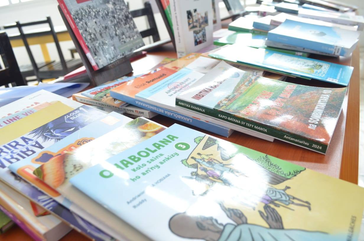 NAMPAHAFANTARIN' NY MINISTERAN' NY SERASERA SY NY KOLONTSAINA AN' IREO MPIANATRA NY ASA SY ANDRAIKITRY NY TRANOMBOKIM-PIRENENA