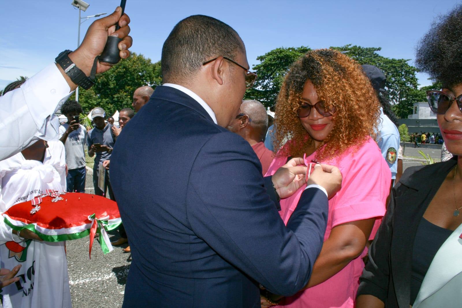 MINISITERAN'NY SERASERA SY NY KOLONTSAINA : TOLORANA MARI-BONINAHITRA SY OMEN-KAJA AVOKOA IZAY REHETRA NAHAVITA BE TEO AMIN'NY SEHATRY NY KANTO SY NY KOLONTSAINA MALAGASY.