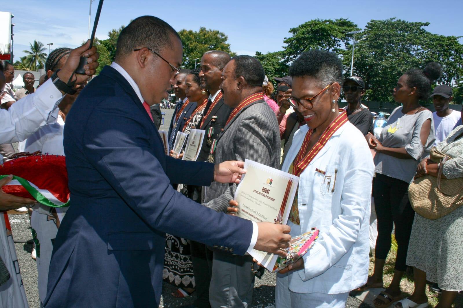 MINISITERAN'NY SERASERA SY NY KOLONTSAINA : TOLORANA MARI-BONINAHITRA SY OMEN-KAJA AVOKOA IZAY REHETRA NAHAVITA BE TEO AMIN'NY SEHATRY NY KANTO SY NY KOLONTSAINA MALAGASY.