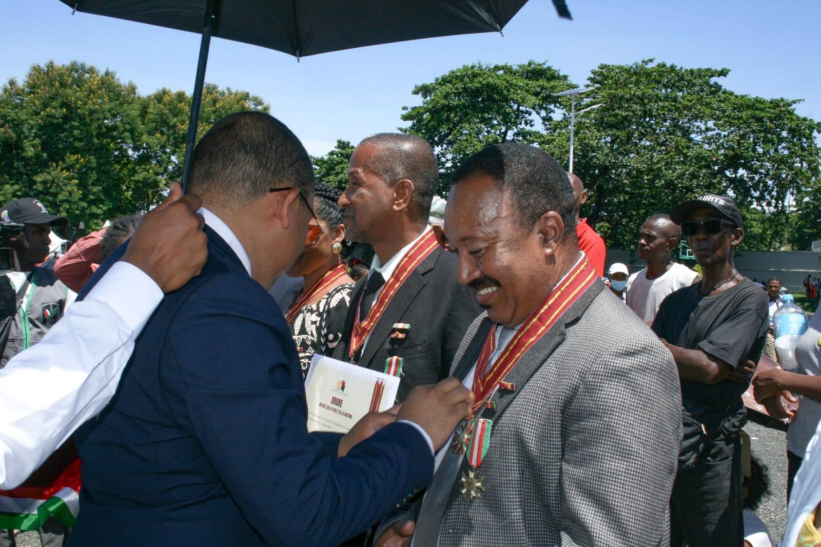 MINISITERAN'NY SERASERA SY NY KOLONTSAINA : TOLORANA MARI-BONINAHITRA SY OMEN-KAJA AVOKOA IZAY REHETRA NAHAVITA BE TEO AMIN'NY SEHATRY NY KANTO SY NY KOLONTSAINA MALAGASY.