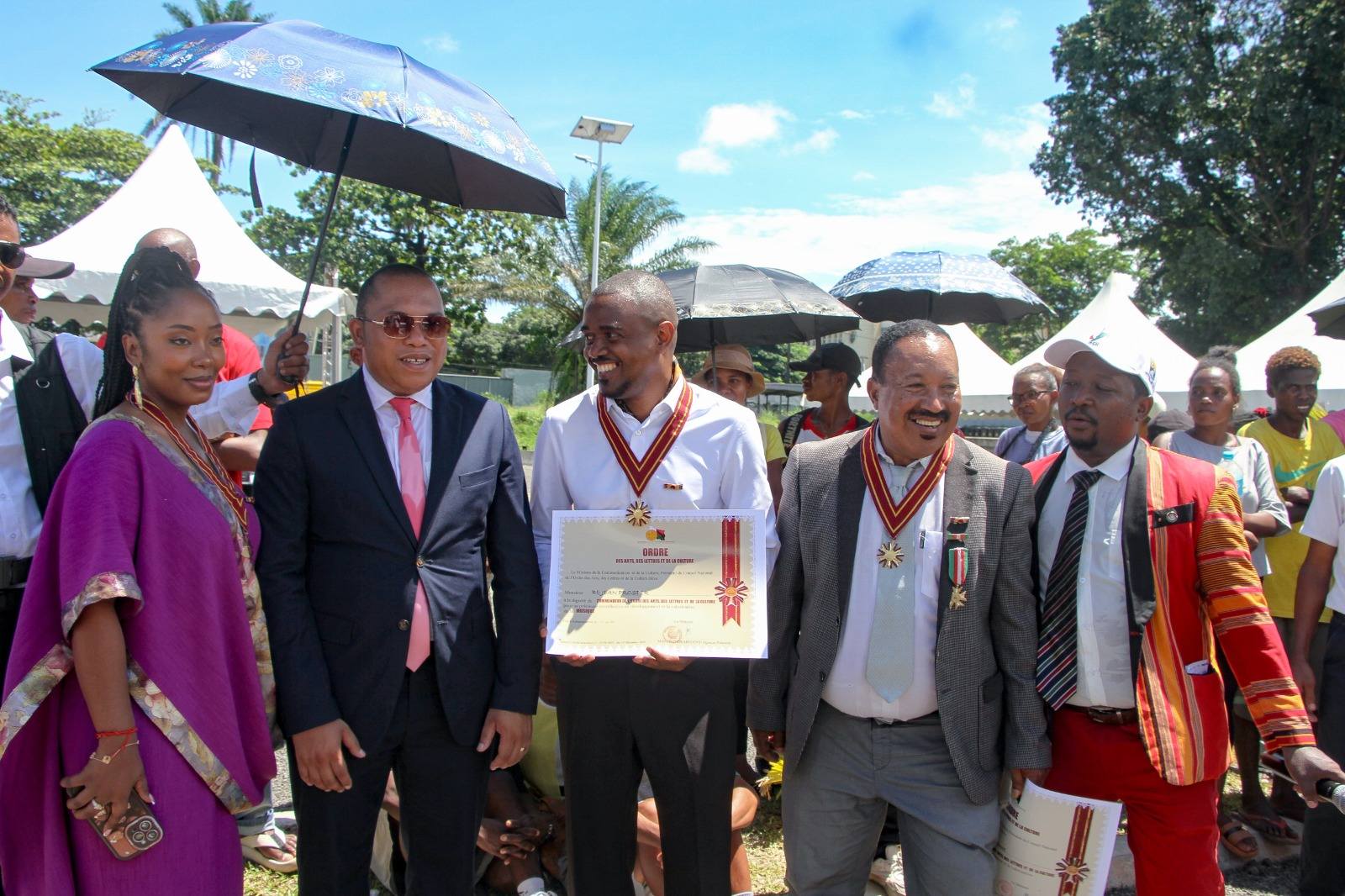 MINISITERAN'NY SERASERA SY NY KOLONTSAINA : TOLORANA MARI-BONINAHITRA SY OMEN-KAJA AVOKOA IZAY REHETRA NAHAVITA BE TEO AMIN'NY SEHATRY NY KANTO SY NY KOLONTSAINA MALAGASY.