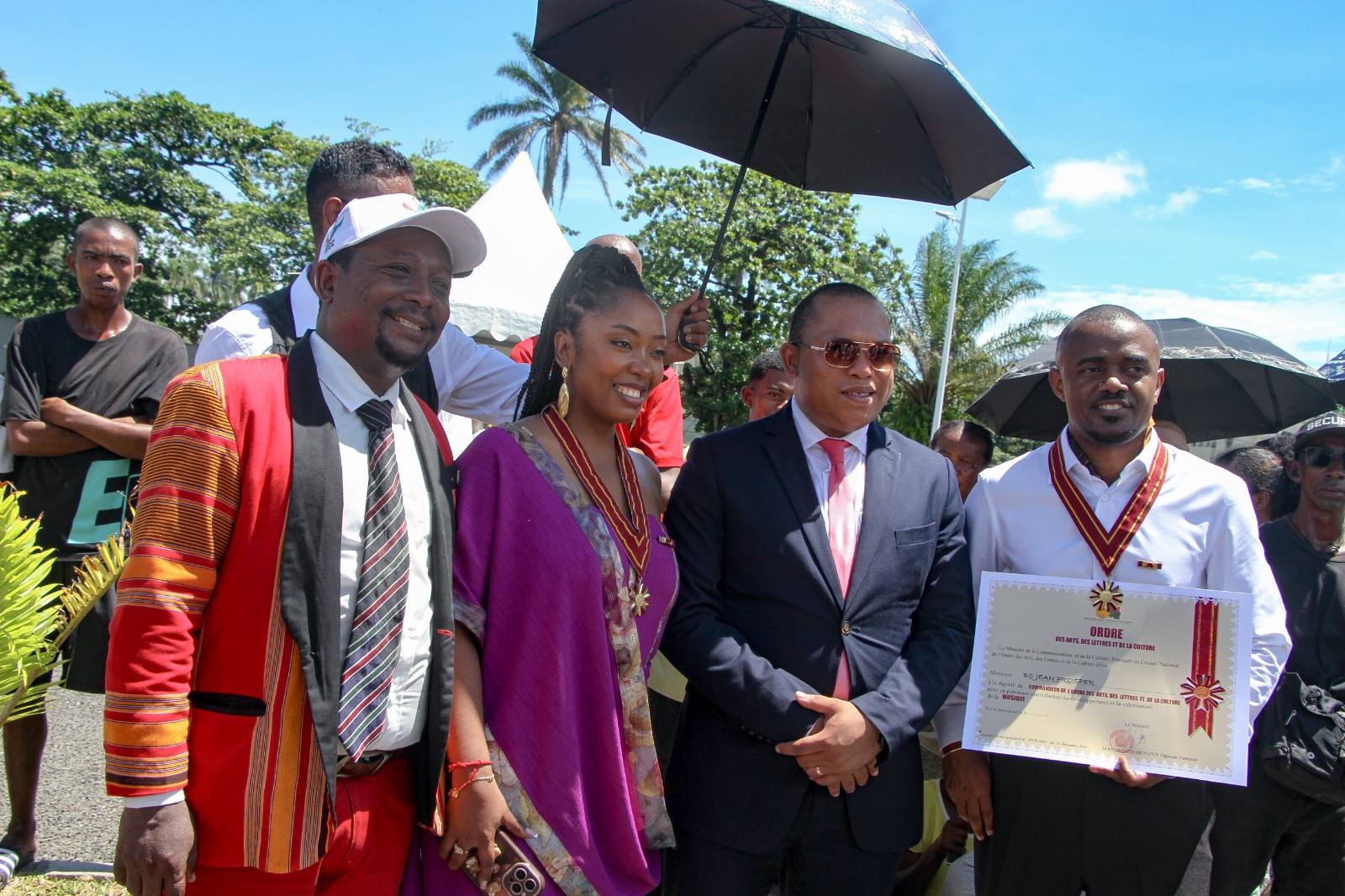 MINISITERAN'NY SERASERA SY NY KOLONTSAINA : TOLORANA MARI-BONINAHITRA SY OMEN-KAJA AVOKOA IZAY REHETRA NAHAVITA BE TEO AMIN'NY SEHATRY NY KANTO SY NY KOLONTSAINA MALAGASY.