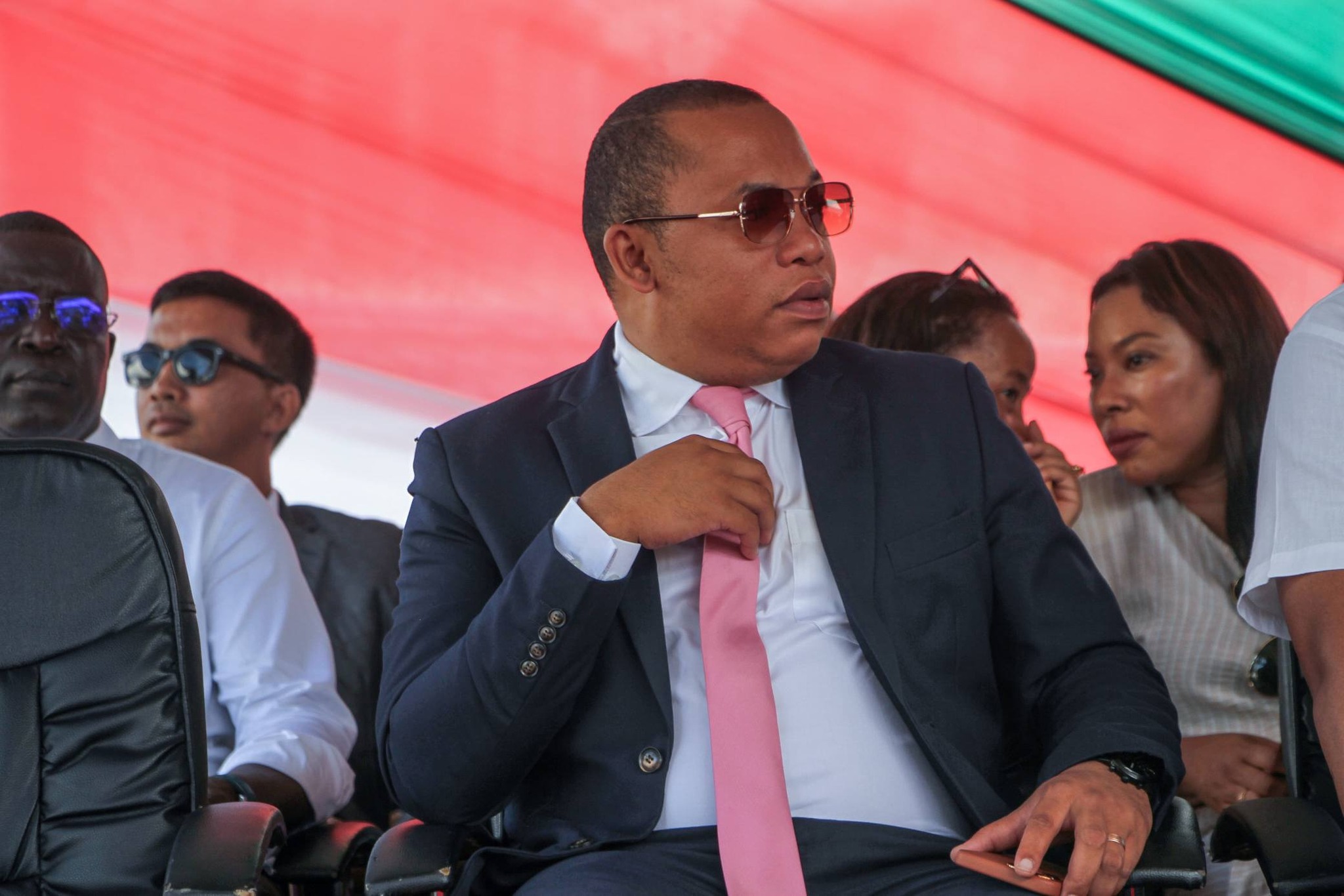 MINISITERAN'NY SERASERA SY NY KOLONTSAINA : TOLORANA MARI-BONINAHITRA SY OMEN-KAJA AVOKOA IZAY REHETRA NAHAVITA BE TEO AMIN'NY SEHATRY NY KANTO SY NY KOLONTSAINA MALAGASY.