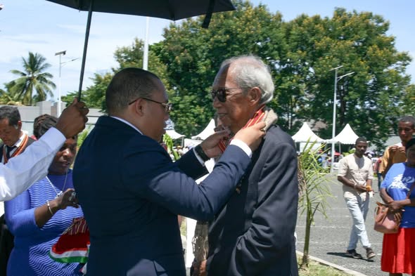 MINISITERAN'NY SERASERA SY NY KOLONTSAINA : TOLORANA MARI-BONINAHITRA SY OMEN-KAJA AVOKOA IZAY REHETRA NAHAVITA BE TEO AMIN'NY SEHATRY NY KANTO SY NY KOLONTSAINA MALAGASY.