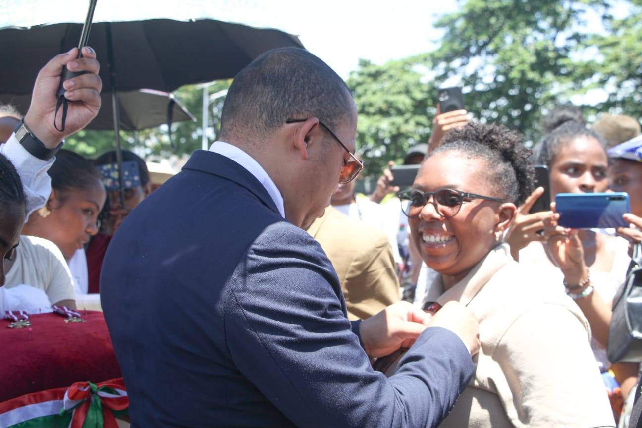 MINISITERAN'NY SERASERA SY NY KOLONTSAINA : TOLORANA MARI-BONINAHITRA SY OMEN-KAJA AVOKOA IZAY REHETRA NAHAVITA BE TEO AMIN'NY SEHATRY NY KANTO SY NY KOLONTSAINA MALAGASY.