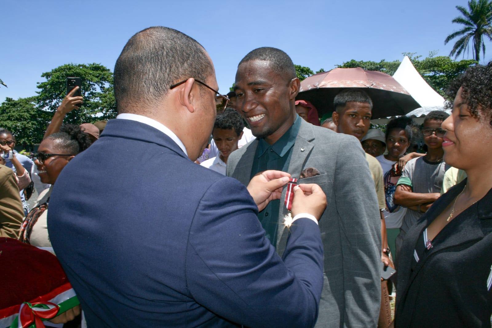 MINISITERAN'NY SERASERA SY NY KOLONTSAINA : TOLORANA MARI-BONINAHITRA SY OMEN-KAJA AVOKOA IZAY REHETRA NAHAVITA BE TEO AMIN'NY SEHATRY NY KANTO SY NY KOLONTSAINA MALAGASY.