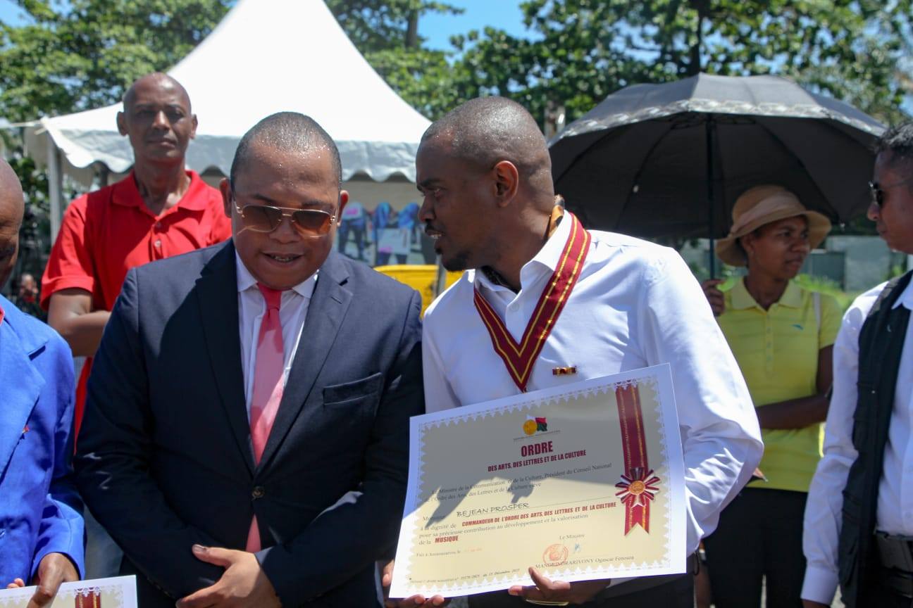 MINISITERAN'NY SERASERA SY NY KOLONTSAINA : TOLORANA MARI-BONINAHITRA SY OMEN-KAJA AVOKOA IZAY REHETRA NAHAVITA BE TEO AMIN'NY SEHATRY NY KANTO SY NY KOLONTSAINA MALAGASY.