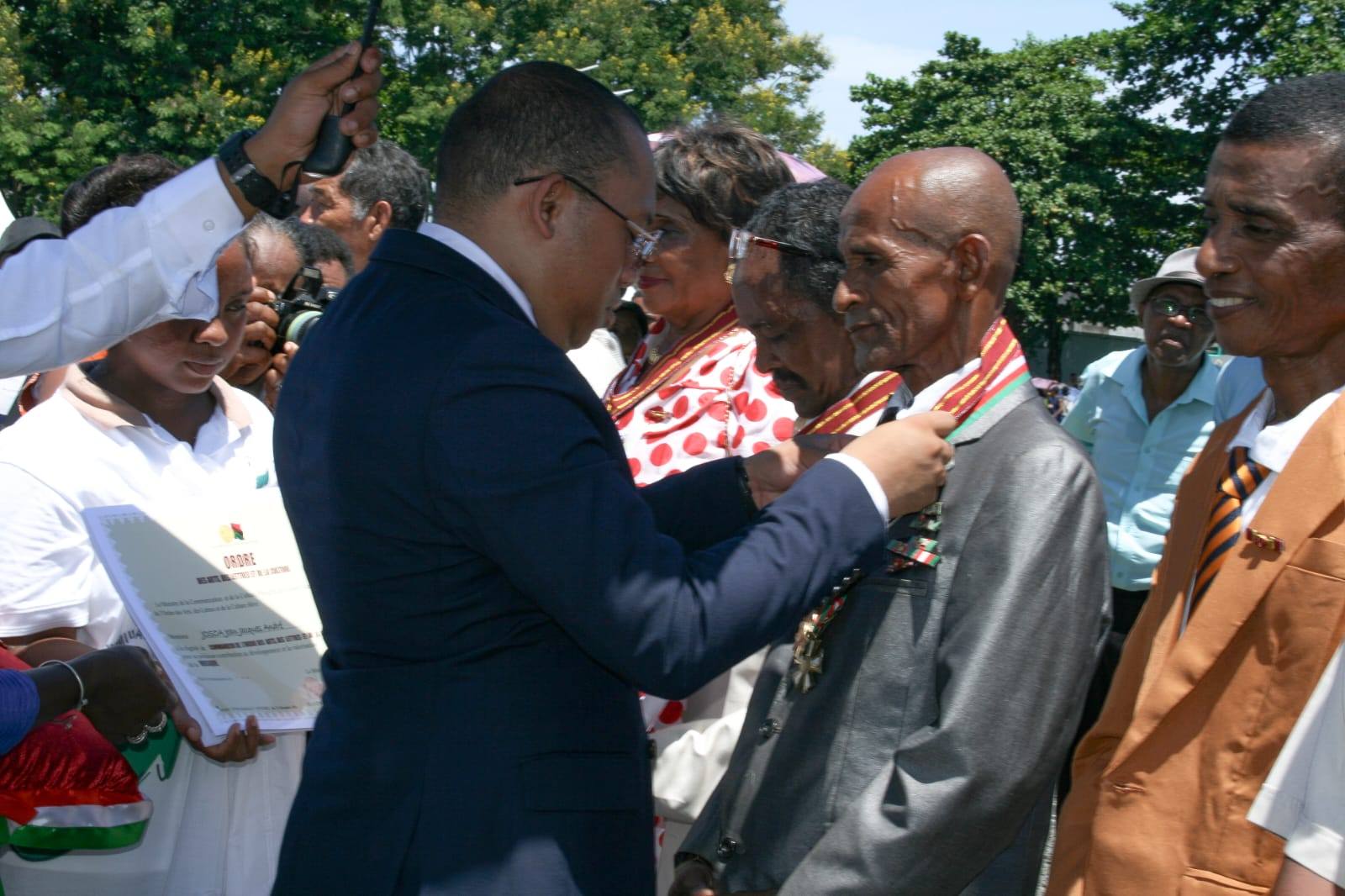 MINISITERAN'NY SERASERA SY NY KOLONTSAINA : TOLORANA MARI-BONINAHITRA SY OMEN-KAJA AVOKOA IZAY REHETRA NAHAVITA BE TEO AMIN'NY SEHATRY NY KANTO SY NY KOLONTSAINA MALAGASY.