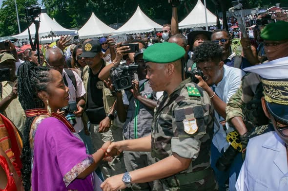 MINISITERAN'NY SERASERA SY NY KOLONTSAINA : TOLORANA MARI-BONINAHITRA SY OMEN-KAJA AVOKOA IZAY REHETRA NAHAVITA BE TEO AMIN'NY SEHATRY NY KANTO SY NY KOLONTSAINA MALAGASY.