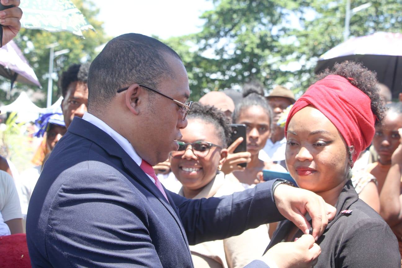 MINISITERAN'NY SERASERA SY NY KOLONTSAINA : TOLORANA MARI-BONINAHITRA SY OMEN-KAJA AVOKOA IZAY REHETRA NAHAVITA BE TEO AMIN'NY SEHATRY NY KANTO SY NY KOLONTSAINA MALAGASY.