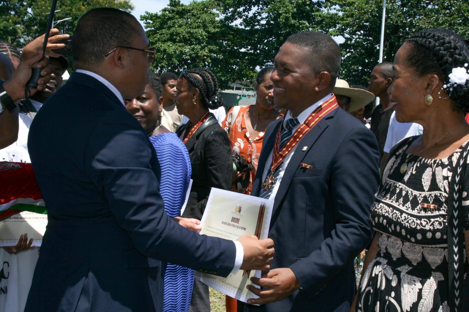 MINISITERAN'NY SERASERA SY NY KOLONTSAINA : TOLORANA MARI-BONINAHITRA SY OMEN-KAJA AVOKOA IZAY REHETRA NAHAVITA BE TEO AMIN'NY SEHATRY NY KANTO SY NY KOLONTSAINA MALAGASY.