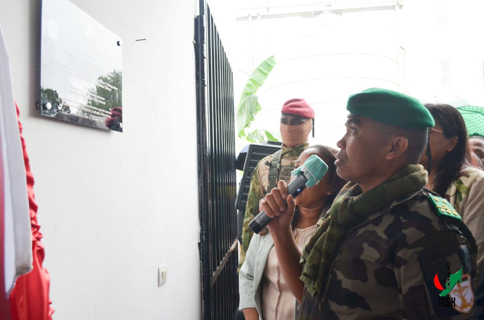 HAMPITOMBOINA NY FOTODRAFITRASA ILAIN'NY VAHOAKA ISAM-PARITRA. NAHAZO TRANO SY KIANJA ARA-PANATANJAHANTENA ARY BIRAON'NY POLISY SY CSB II NY FARITRA VAKINANKARATRA