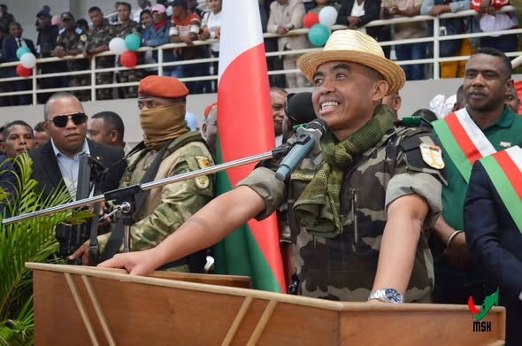 HAMPITOMBOINA NY FOTODRAFITRASA ILAIN'NY VAHOAKA ISAM-PARITRA. NAHAZO TRANO SY KIANJA ARA-PANATANJAHANTENA ARY BIRAON'NY POLISY SY CSB II NY FARITRA VAKINANKARATRA