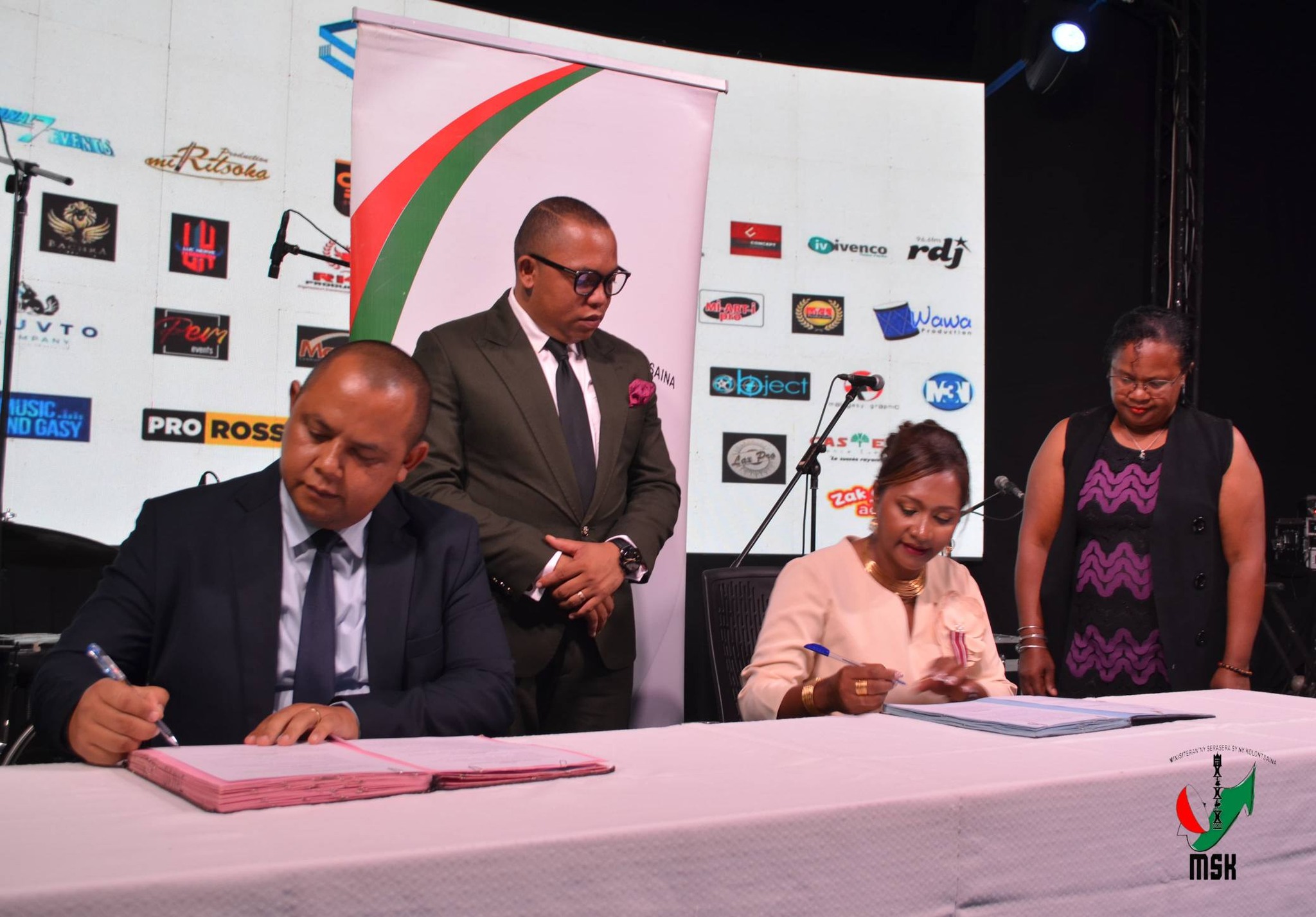 NOSONIAVINA ANDROANY NY FIFANARAHAM-PIARAHA-MIASA EO AMIN'NY MINISITRAN'NY SERASERA SY NY KOLONTSAINA SY NY SYNOPS IZAY IVONDRONAN'IREO MPIKARAKARA FAMPISEHOANA.