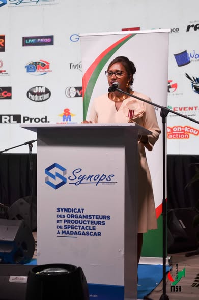 NOSONIAVINA ANDROANY NY FIFANARAHAM-PIARAHA-MIASA EO AMIN'NY MINISITRAN'NY SERASERA SY NY KOLONTSAINA SY NY SYNOPS IZAY IVONDRONAN'IREO MPIKARAKARA FAMPISEHOANA.