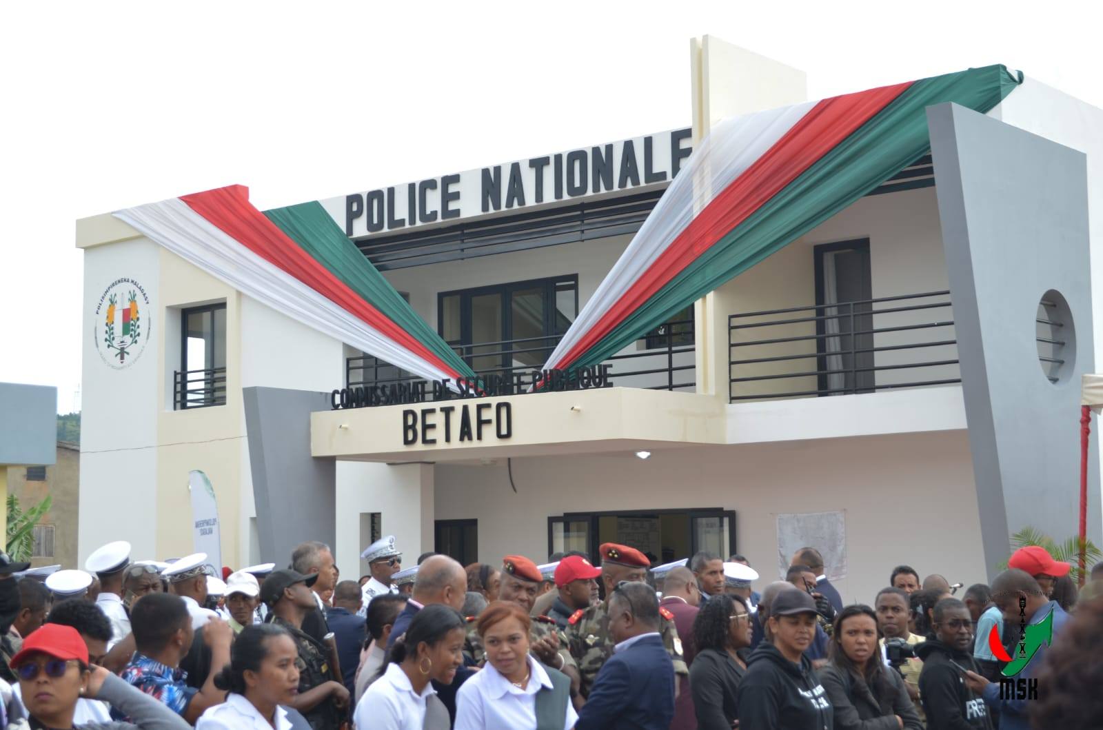 HAMPITOMBOINA NY FOTODRAFITRASA ILAIN'NY VAHOAKA ISAM-PARITRA. NAHAZO TRANO SY KIANJA ARA-PANATANJAHANTENA ARY BIRAON'NY POLISY SY CSB II NY FARITRA VAKINANKARATRA