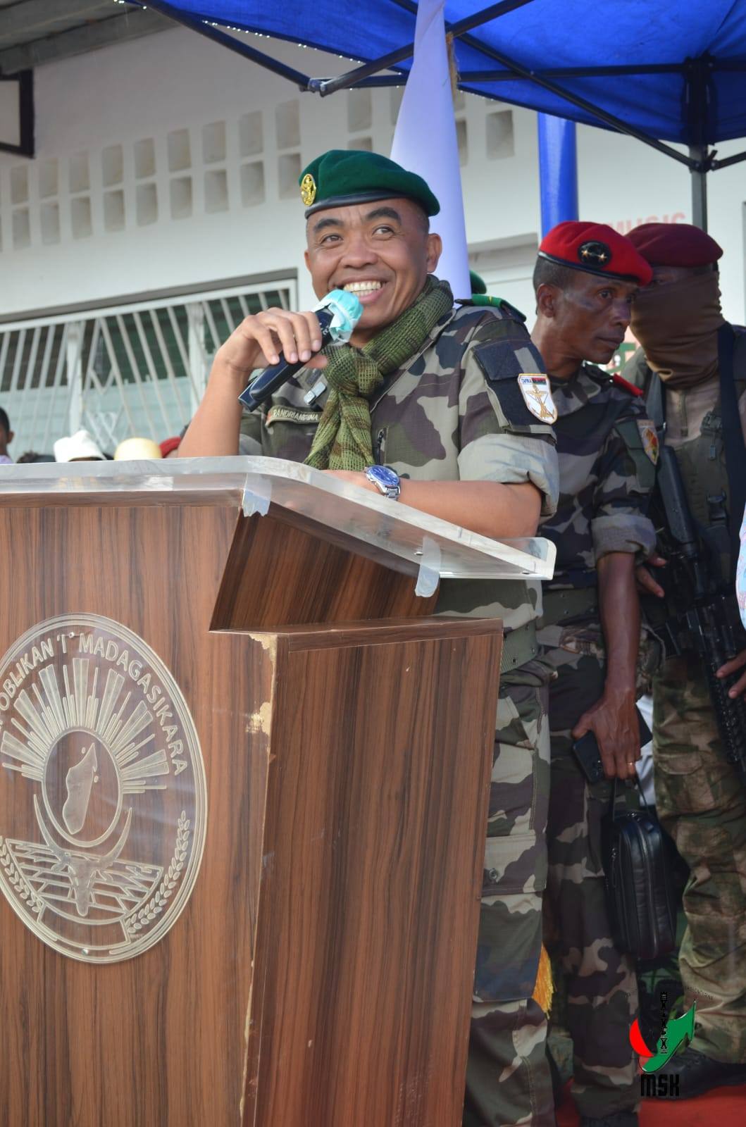 HAMPITOMBOINA NY FOTODRAFITRASA ILAIN'NY VAHOAKA ISAM-PARITRA. NAHAZO TRANO SY KIANJA ARA-PANATANJAHANTENA ARY BIRAON'NY POLISY SY CSB II NY FARITRA VAKINANKARATRA