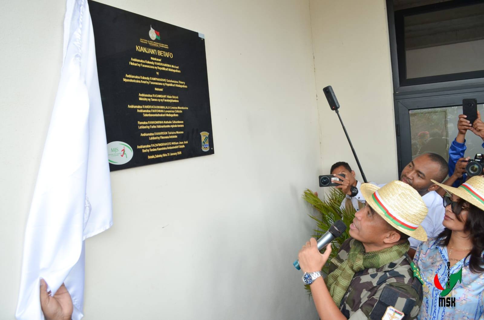 HAMPITOMBOINA NY FOTODRAFITRASA ILAIN'NY VAHOAKA ISAM-PARITRA. NAHAZO TRANO SY KIANJA ARA-PANATANJAHANTENA ARY BIRAON'NY POLISY SY CSB II NY FARITRA VAKINANKARATRA