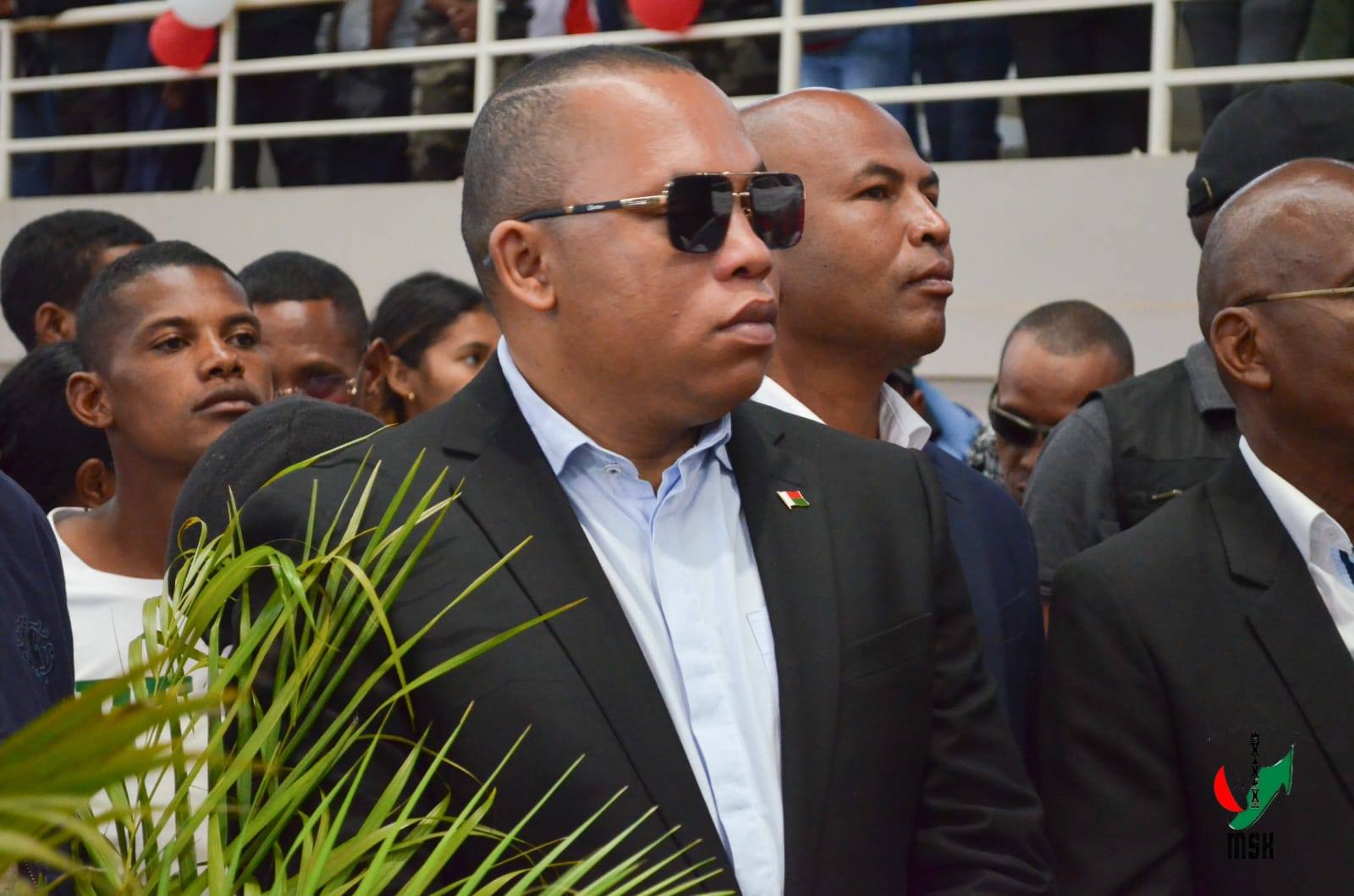 HAMPITOMBOINA NY FOTODRAFITRASA ILAIN'NY VAHOAKA ISAM-PARITRA. NAHAZO TRANO SY KIANJA ARA-PANATANJAHANTENA ARY BIRAON'NY POLISY SY CSB II NY FARITRA VAKINANKARATRA