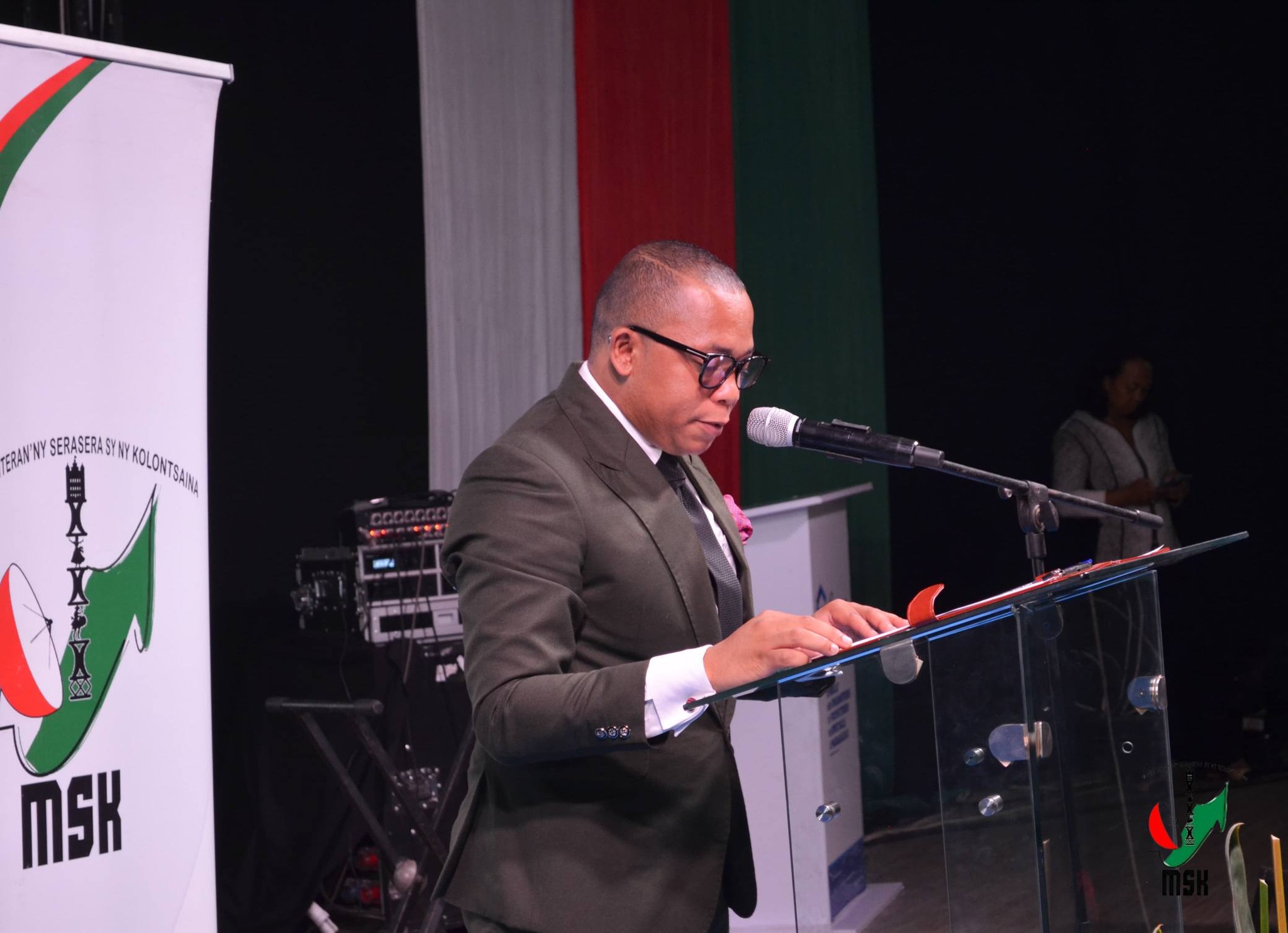 NOSONIAVINA ANDROANY NY FIFANARAHAM-PIARAHA-MIASA EO AMIN'NY MINISITRAN'NY SERASERA SY NY KOLONTSAINA SY NY SYNOPS IZAY IVONDRONAN'IREO MPIKARAKARA FAMPISEHOANA.