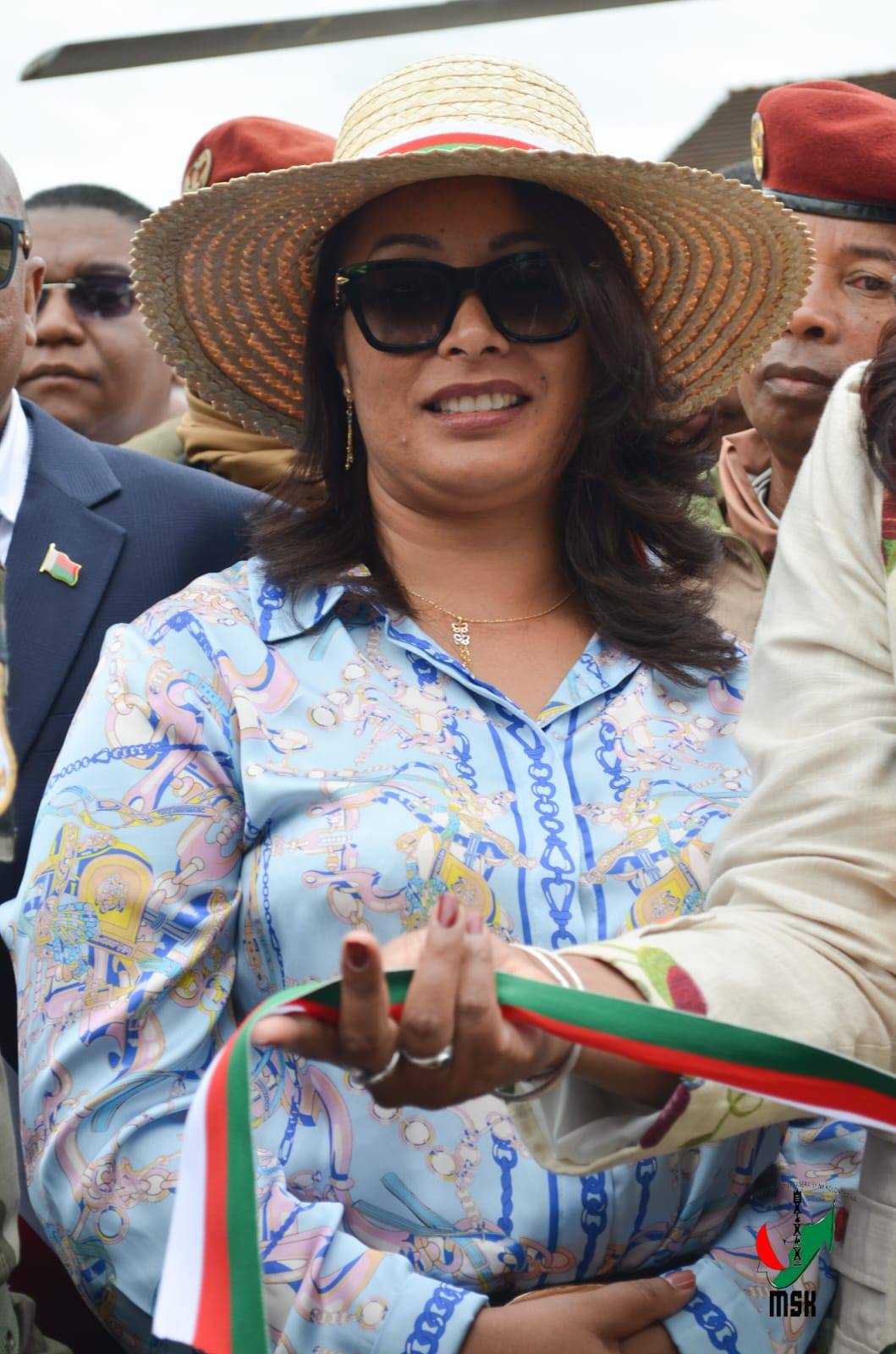 HAMPITOMBOINA NY FOTODRAFITRASA ILAIN'NY VAHOAKA ISAM-PARITRA. NAHAZO TRANO SY KIANJA ARA-PANATANJAHANTENA ARY BIRAON'NY POLISY SY CSB II NY FARITRA VAKINANKARATRA