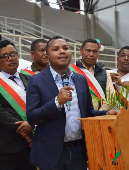 HAMPITOMBOINA NY FOTODRAFITRASA ILAIN'NY VAHOAKA ISAM-PARITRA. NAHAZO TRANO SY KIANJA ARA-PANATANJAHANTENA ARY BIRAON'NY POLISY SY CSB II NY FARITRA VAKINANKARATRA