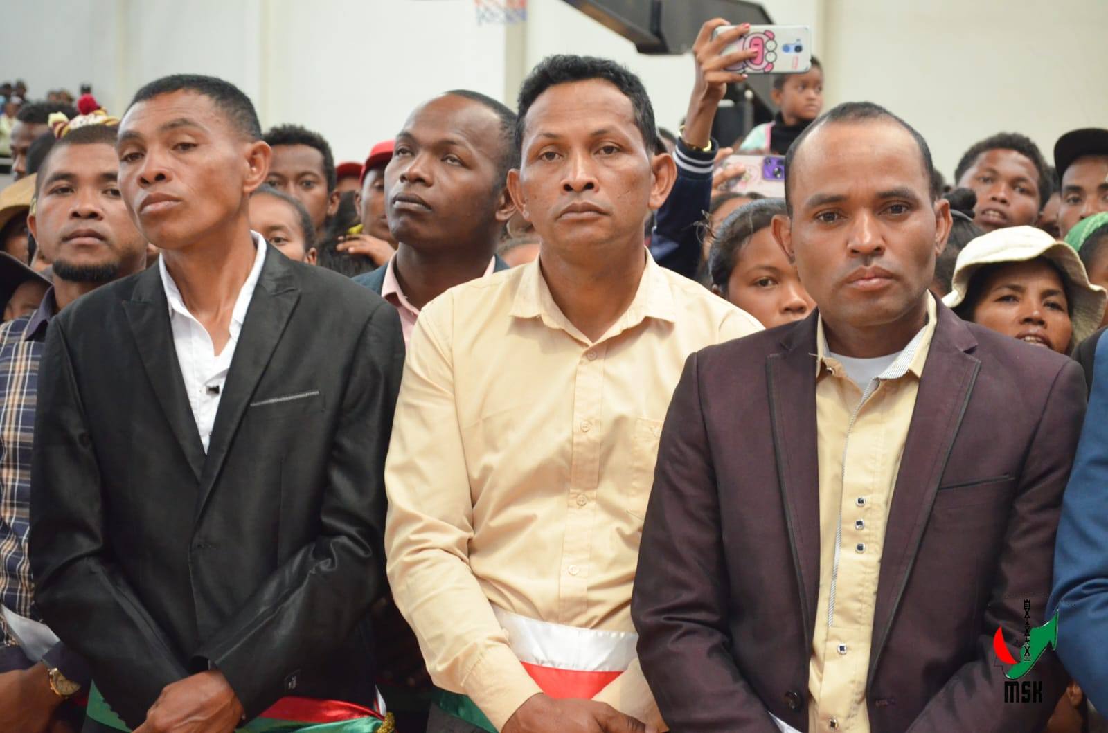 HAMPITOMBOINA NY FOTODRAFITRASA ILAIN'NY VAHOAKA ISAM-PARITRA. NAHAZO TRANO SY KIANJA ARA-PANATANJAHANTENA ARY BIRAON'NY POLISY SY CSB II NY FARITRA VAKINANKARATRA