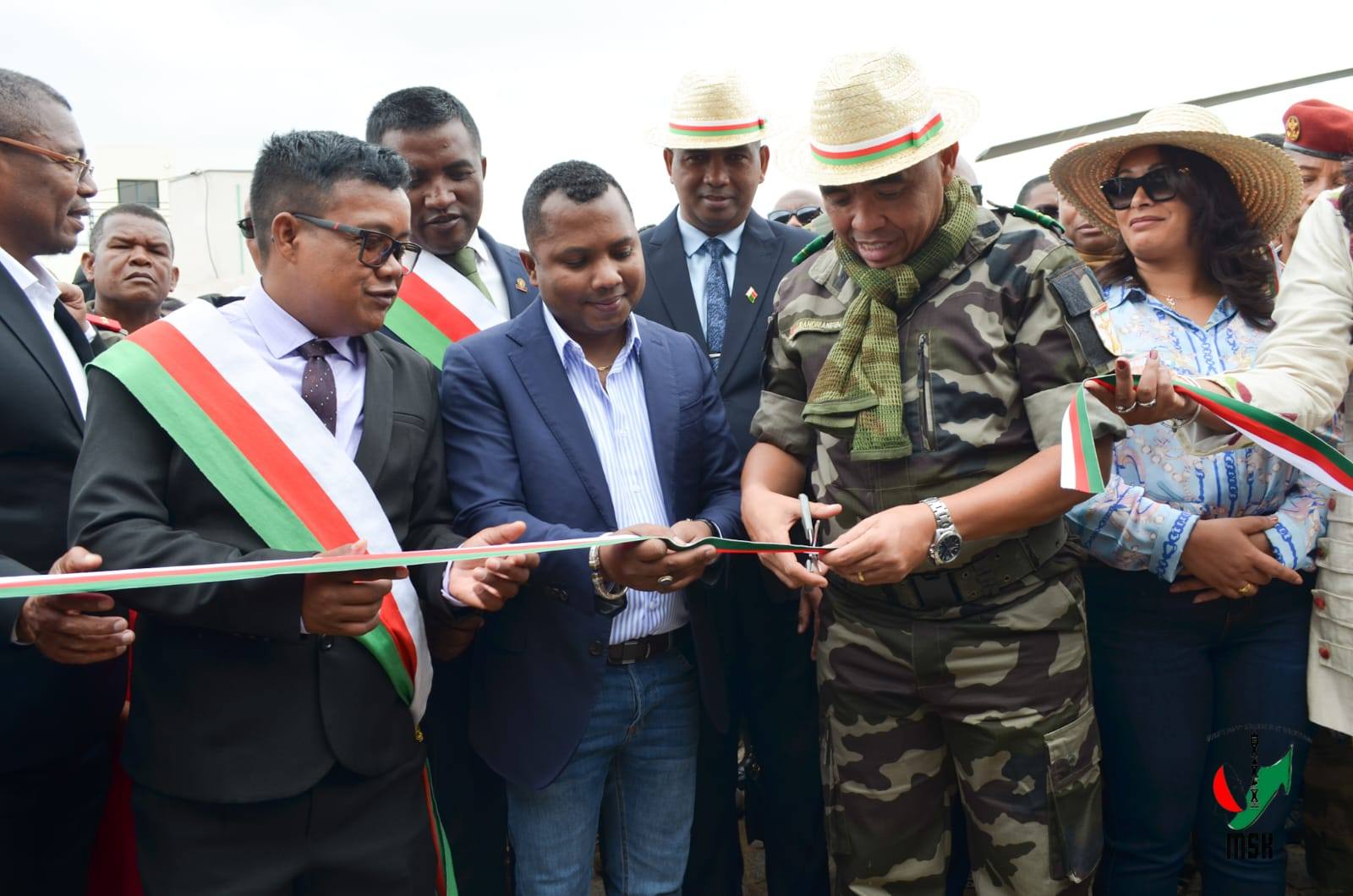 HAMPITOMBOINA NY FOTODRAFITRASA ILAIN'NY VAHOAKA ISAM-PARITRA. NAHAZO TRANO SY KIANJA ARA-PANATANJAHANTENA ARY BIRAON'NY POLISY SY CSB II NY FARITRA VAKINANKARATRA