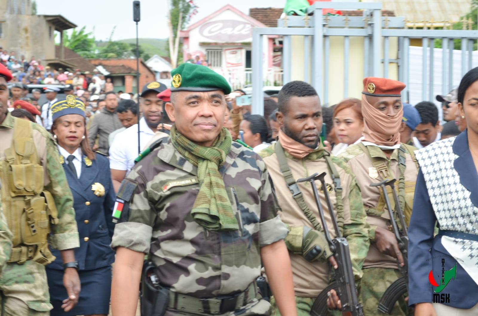 HAMPITOMBOINA NY FOTODRAFITRASA ILAIN'NY VAHOAKA ISAM-PARITRA. NAHAZO TRANO SY KIANJA ARA-PANATANJAHANTENA ARY BIRAON'NY POLISY SY CSB II NY FARITRA VAKINANKARATRA