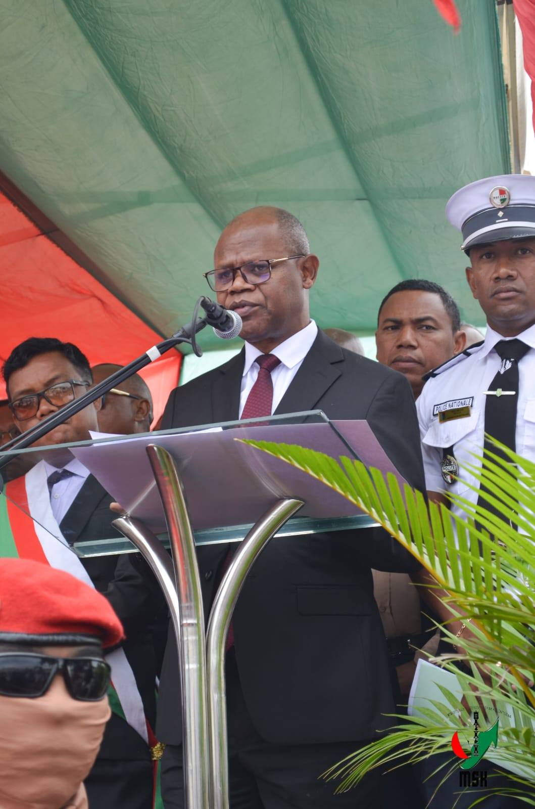 HAMPITOMBOINA NY FOTODRAFITRASA ILAIN'NY VAHOAKA ISAM-PARITRA. NAHAZO TRANO SY KIANJA ARA-PANATANJAHANTENA ARY BIRAON'NY POLISY SY CSB II NY FARITRA VAKINANKARATRA