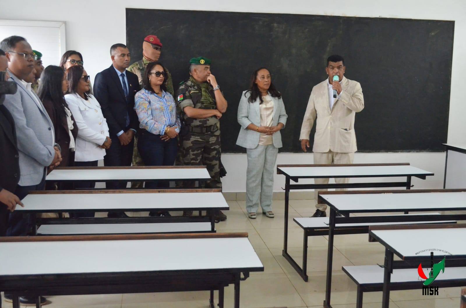 HAMPITOMBOINA NY FOTODRAFITRASA ILAIN'NY VAHOAKA ISAM-PARITRA. NAHAZO TRANO SY KIANJA ARA-PANATANJAHANTENA ARY BIRAON'NY POLISY SY CSB II NY FARITRA VAKINANKARATRA