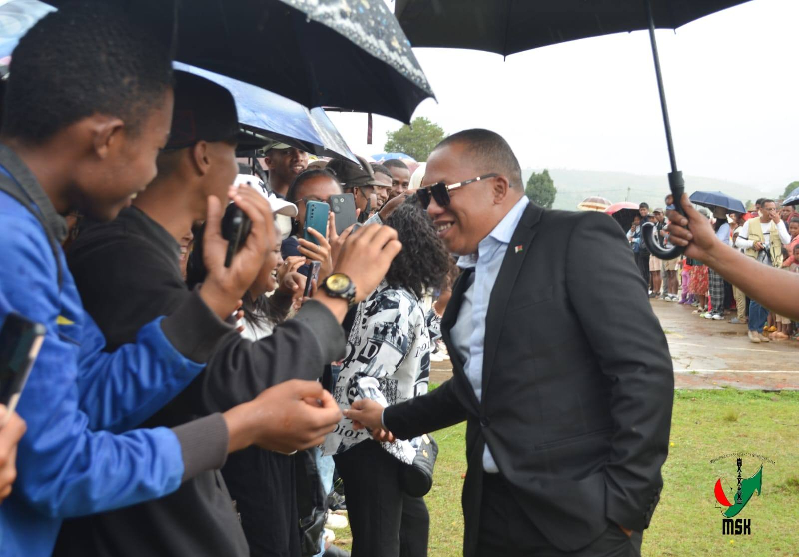 HAMPITOMBOINA NY FOTODRAFITRASA ILAIN'NY VAHOAKA ISAM-PARITRA. NAHAZO TRANO SY KIANJA ARA-PANATANJAHANTENA ARY BIRAON'NY POLISY SY CSB II NY FARITRA VAKINANKARATRA