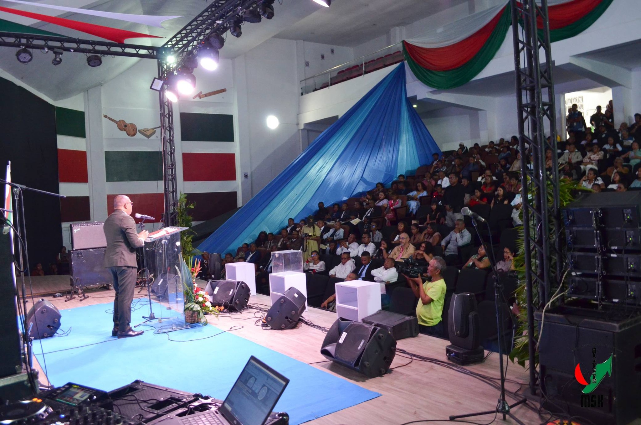 NOSONIAVINA ANDROANY NY FIFANARAHAM-PIARAHA-MIASA EO AMIN'NY MINISITRAN'NY SERASERA SY NY KOLONTSAINA SY NY SYNOPS IZAY IVONDRONAN'IREO MPIKARAKARA FAMPISEHOANA.