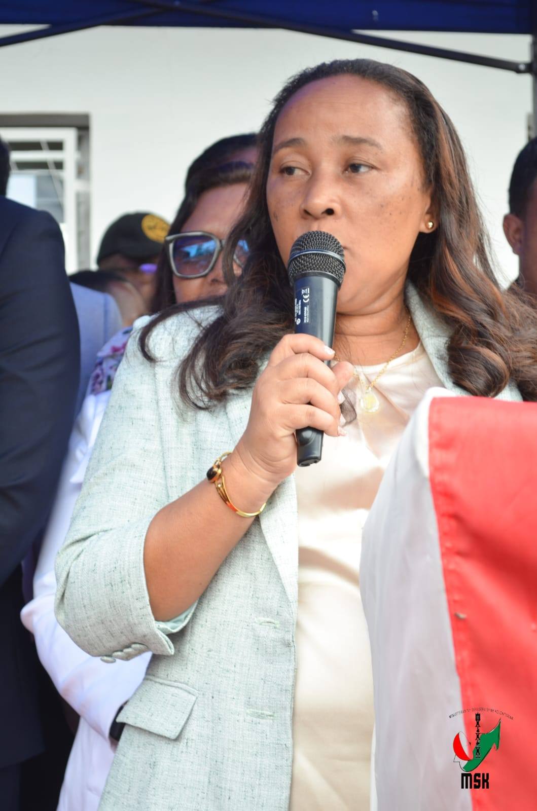 HAMPITOMBOINA NY FOTODRAFITRASA ILAIN'NY VAHOAKA ISAM-PARITRA. NAHAZO TRANO SY KIANJA ARA-PANATANJAHANTENA ARY BIRAON'NY POLISY SY CSB II NY FARITRA VAKINANKARATRA