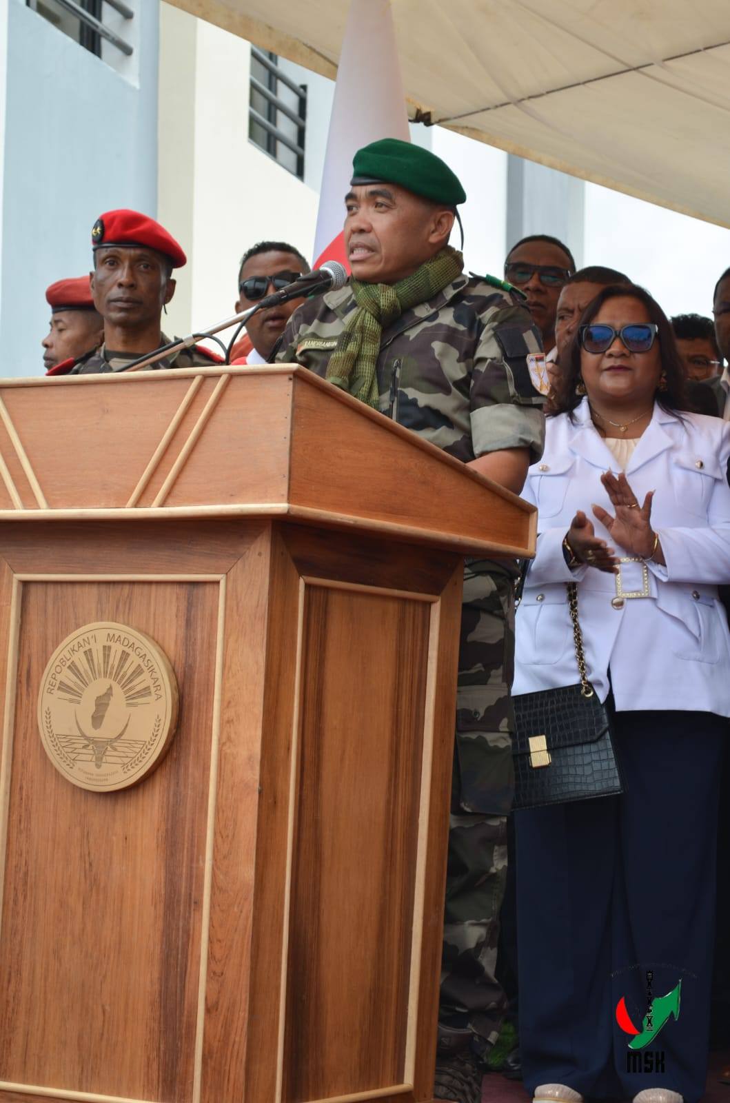 HAMPITOMBOINA NY FOTODRAFITRASA ILAIN'NY VAHOAKA ISAM-PARITRA. NAHAZO TRANO SY KIANJA ARA-PANATANJAHANTENA ARY BIRAON'NY POLISY SY CSB II NY FARITRA VAKINANKARATRA