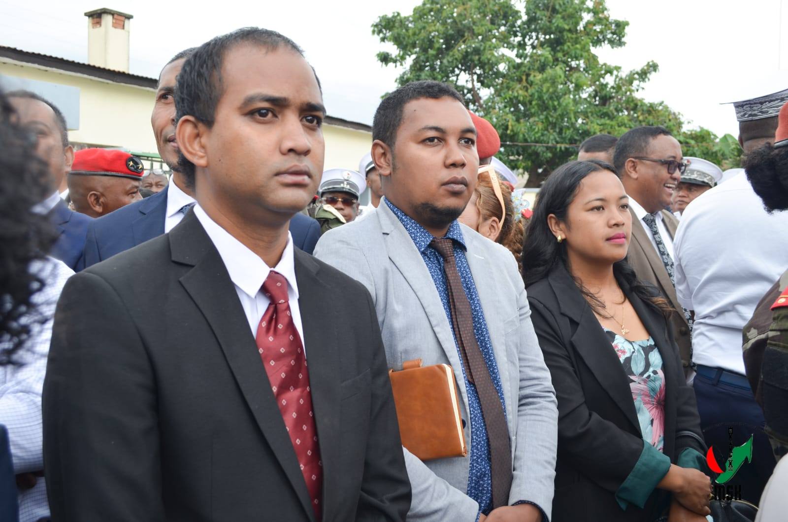 HAMPITOMBOINA NY FOTODRAFITRASA ILAIN'NY VAHOAKA ISAM-PARITRA. NAHAZO TRANO SY KIANJA ARA-PANATANJAHANTENA ARY BIRAON'NY POLISY SY CSB II NY FARITRA VAKINANKARATRA