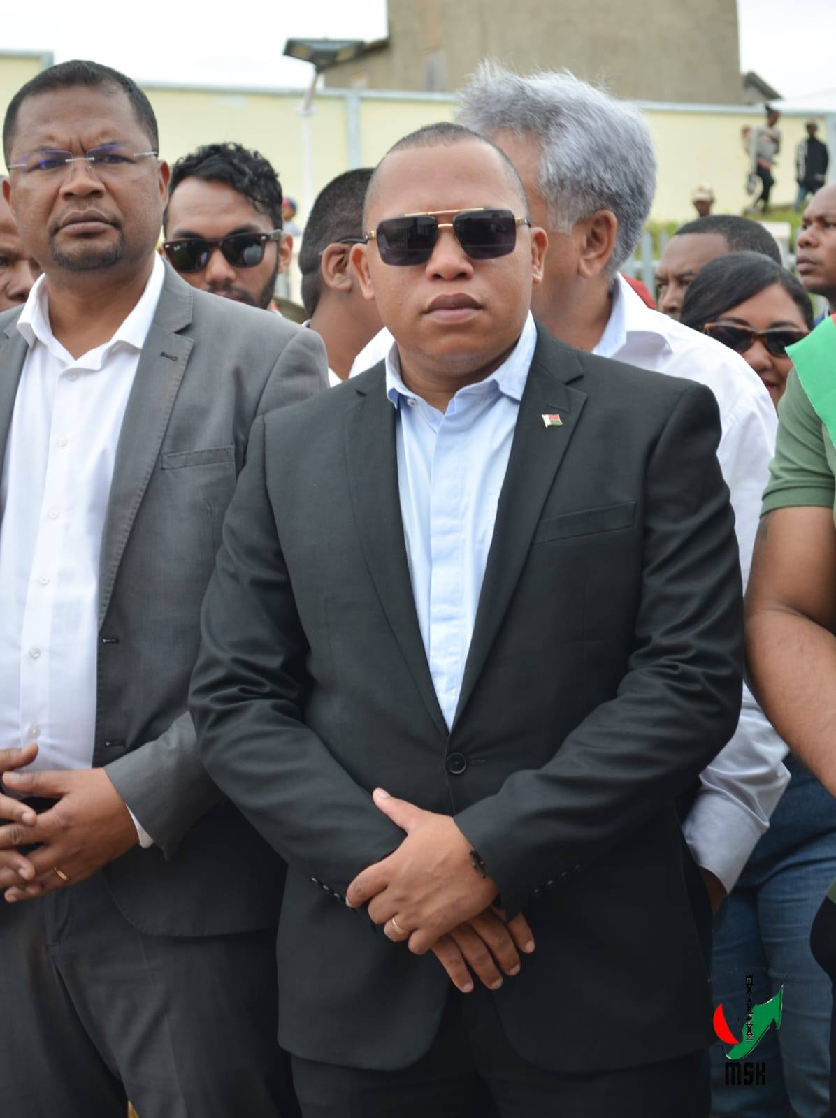 HAMPITOMBOINA NY FOTODRAFITRASA ILAIN'NY VAHOAKA ISAM-PARITRA. NAHAZO TRANO SY KIANJA ARA-PANATANJAHANTENA ARY BIRAON'NY POLISY SY CSB II NY FARITRA VAKINANKARATRA