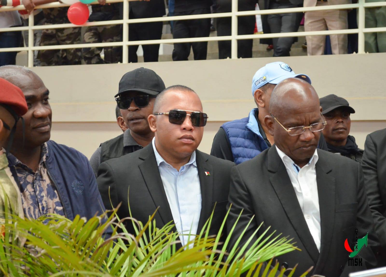 HAMPITOMBOINA NY FOTODRAFITRASA ILAIN'NY VAHOAKA ISAM-PARITRA. NAHAZO TRANO SY KIANJA ARA-PANATANJAHANTENA ARY BIRAON'NY POLISY SY CSB II NY FARITRA VAKINANKARATRA