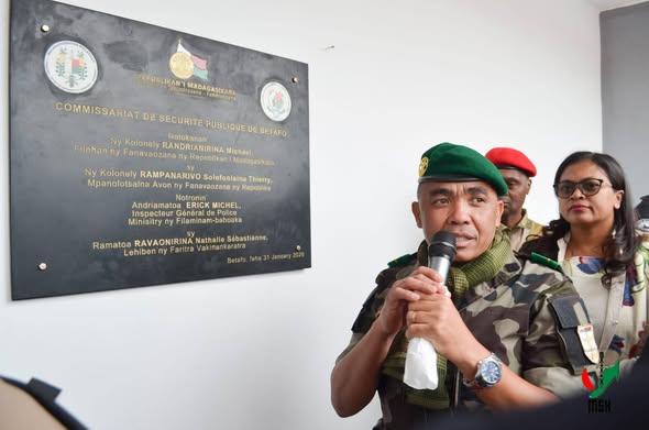 HAMPITOMBOINA NY FOTODRAFITRASA ILAIN'NY VAHOAKA ISAM-PARITRA. NAHAZO TRANO SY KIANJA ARA-PANATANJAHANTENA ARY BIRAON'NY POLISY SY CSB II NY FARITRA VAKINANKARATRA