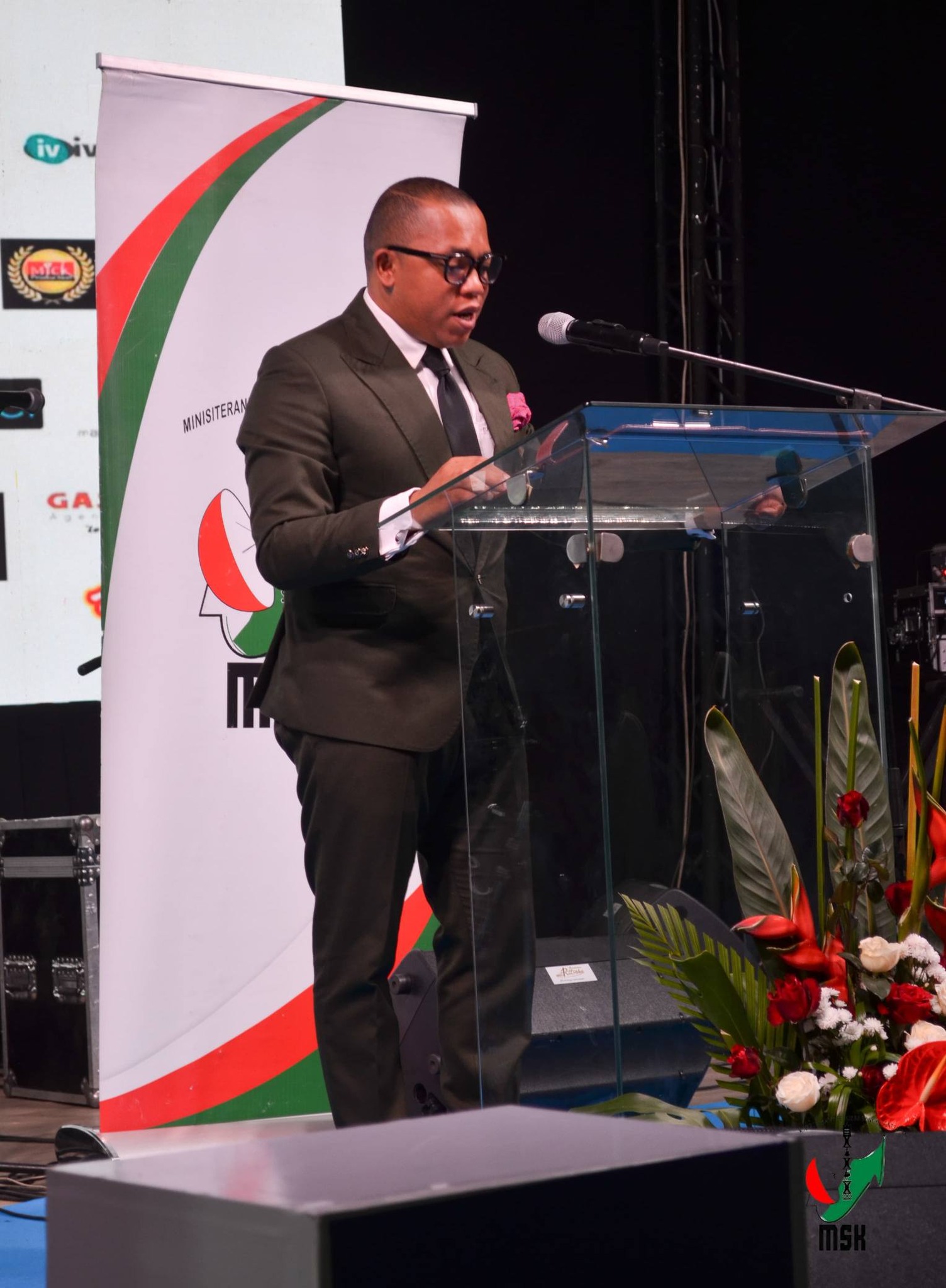 NOSONIAVINA ANDROANY NY FIFANARAHAM-PIARAHA-MIASA EO AMIN'NY MINISITRAN'NY SERASERA SY NY KOLONTSAINA SY NY SYNOPS IZAY IVONDRONAN'IREO MPIKARAKARA FAMPISEHOANA.