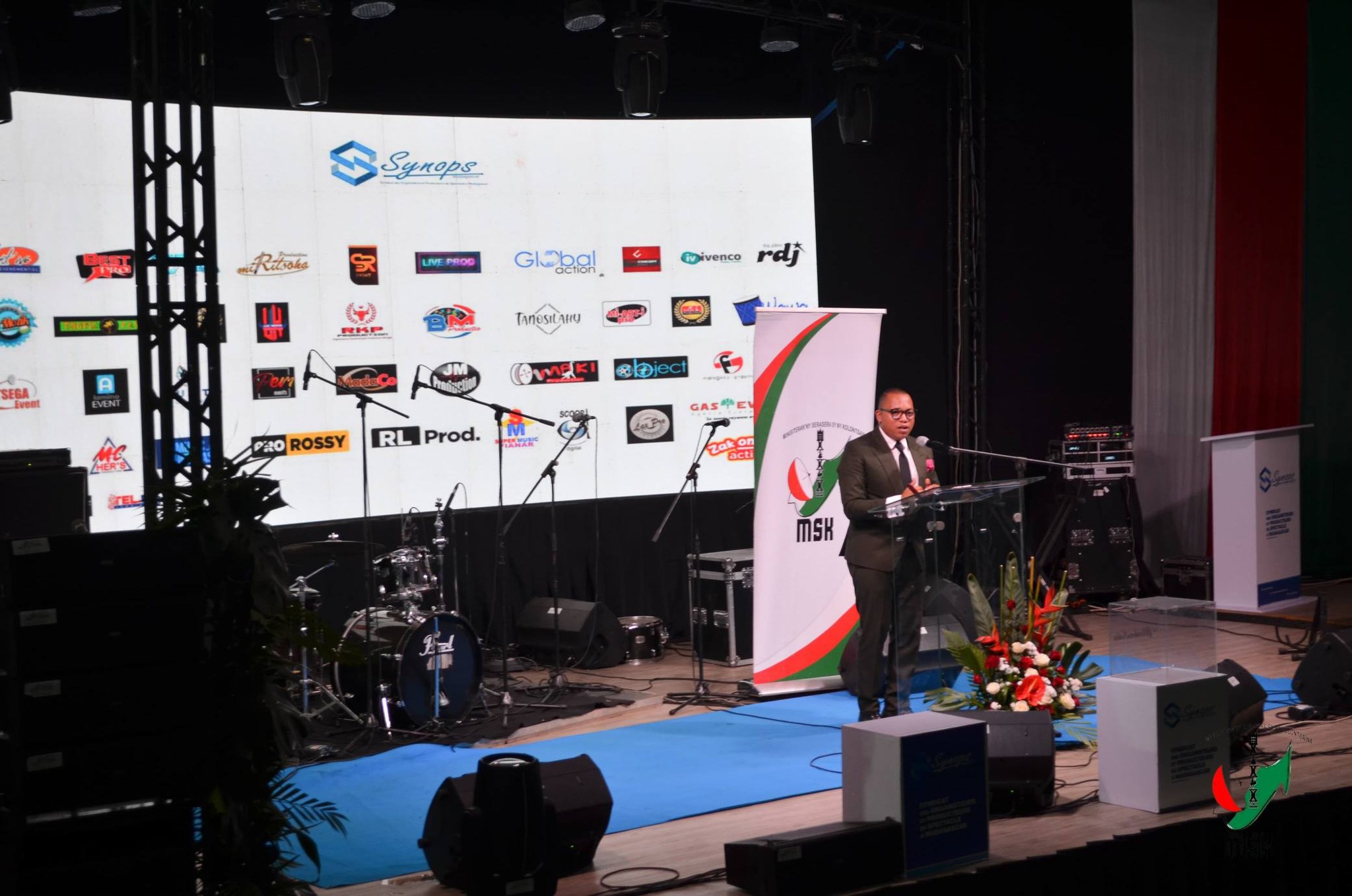 NOSONIAVINA ANDROANY NY FIFANARAHAM-PIARAHA-MIASA EO AMIN'NY MINISITRAN'NY SERASERA SY NY KOLONTSAINA SY NY SYNOPS IZAY IVONDRONAN'IREO MPIKARAKARA FAMPISEHOANA.